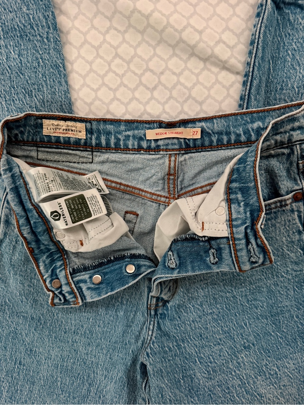 Women’s Levi’s Wedgie Straight Blue Jeans - Picture 2 of 4